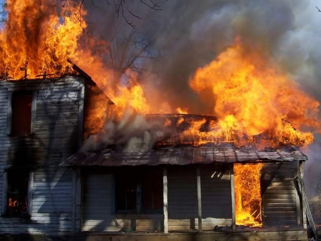 Sonhar com casa pegando fogo: conheça o simbolismo