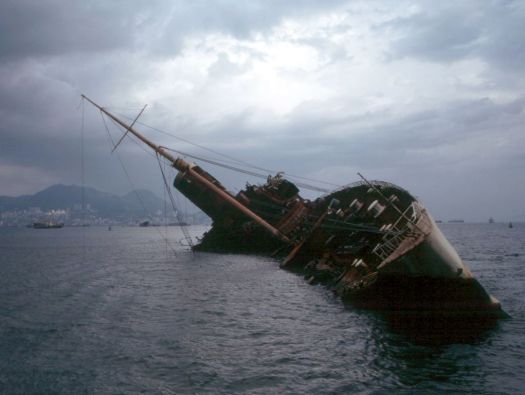 Barco emborcado
