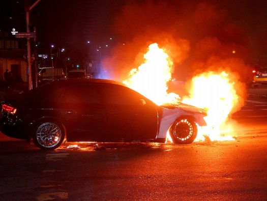 Carro pegando fogo